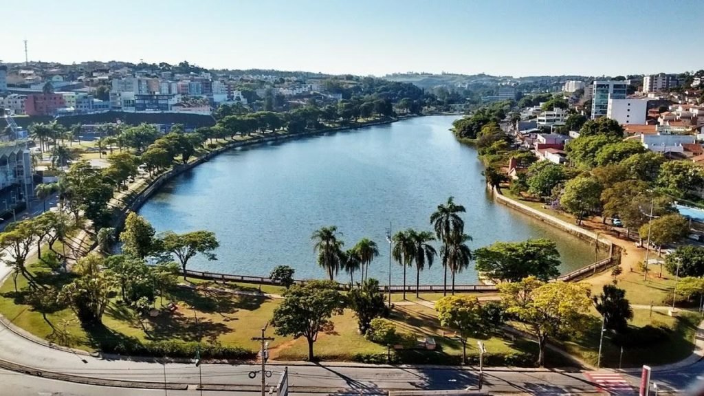 Vista panorâmica do Lago do Taboão em Bragança Paulista com trânsito e cobertura de seguro auto